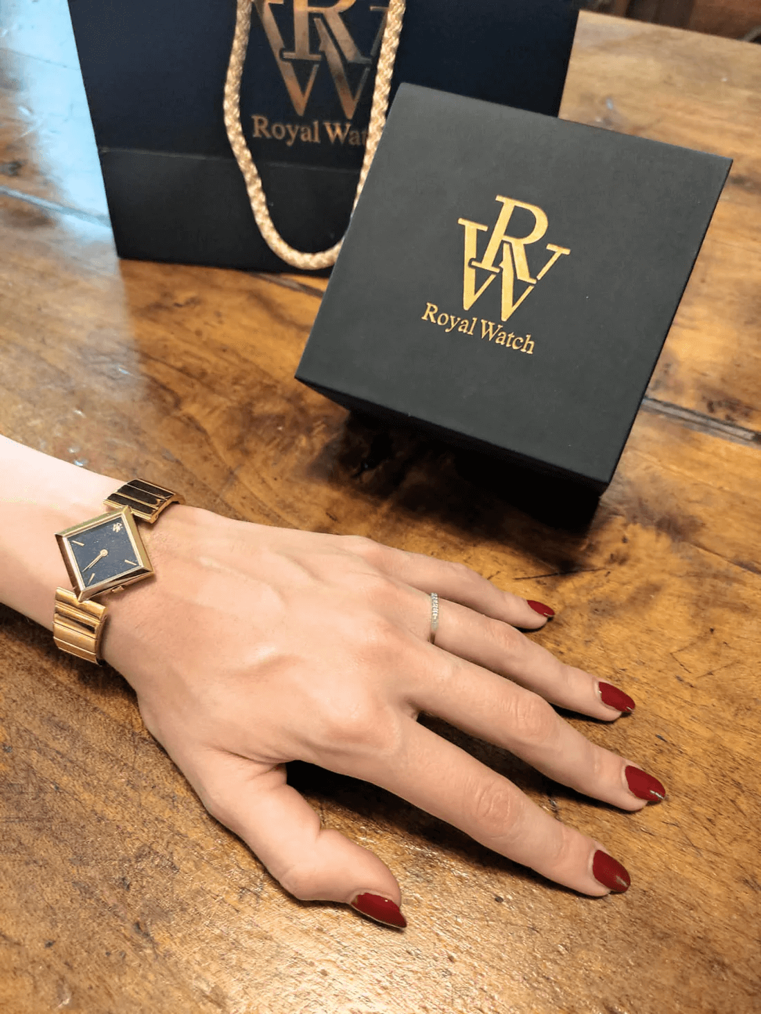 Ceas de mână pentru dame auriu, cu  cadran negru glitter, Royal Watch, RW 134 GG